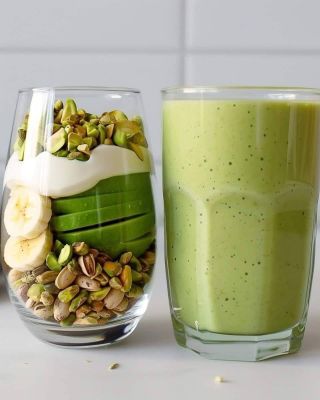 🥑🍌 Pistáciové smoothie plné energie! Začni deň zdravo a chutne s naším obľúbeným receptom: ✨ Ingrediencie: 1 banán 🍌 1...